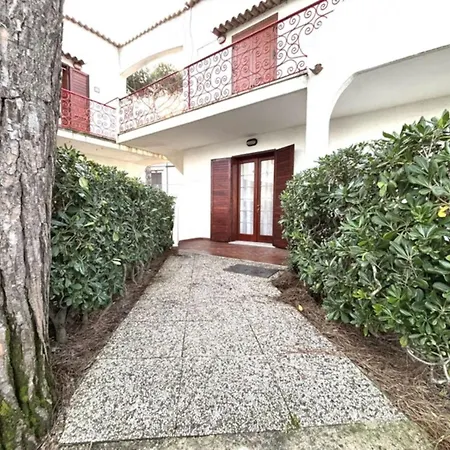 Flat In Seafront With Pool Apartman