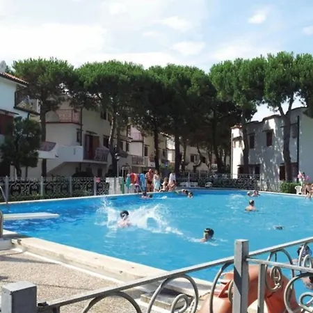 Flat In Seafront With Pool Apartman