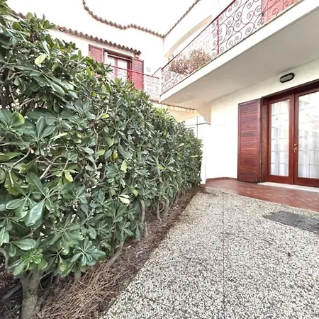 Flat In Seafront With Pool Apartman