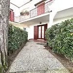 Flat In Seafront With Pool Apartman