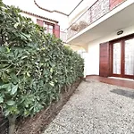 Flat In Seafront With Pool Apartman