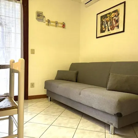 Flat In Seafront With Pool